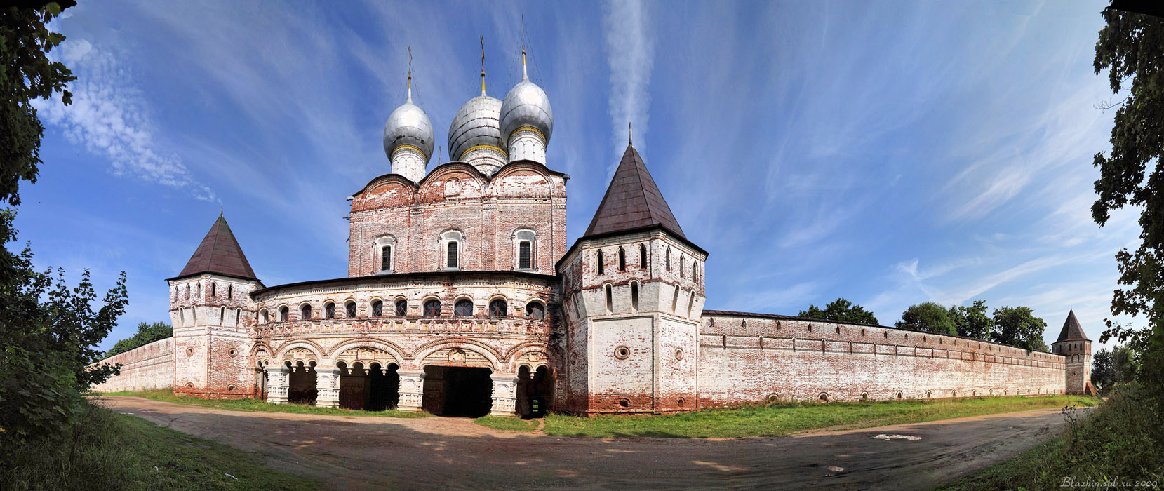 Борисоглебский,Сергиевская надвратная церковь XVII век. Южное прясло
