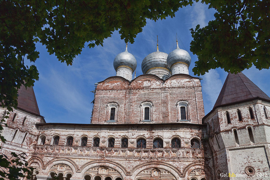 Борисоглебский,Сергиевская надвратная церковь XVII век.